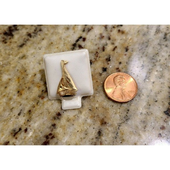 Vintage Gold Tone Sailboat Tie Lapel Brooch Pin Nautical - Picture 1 of 7